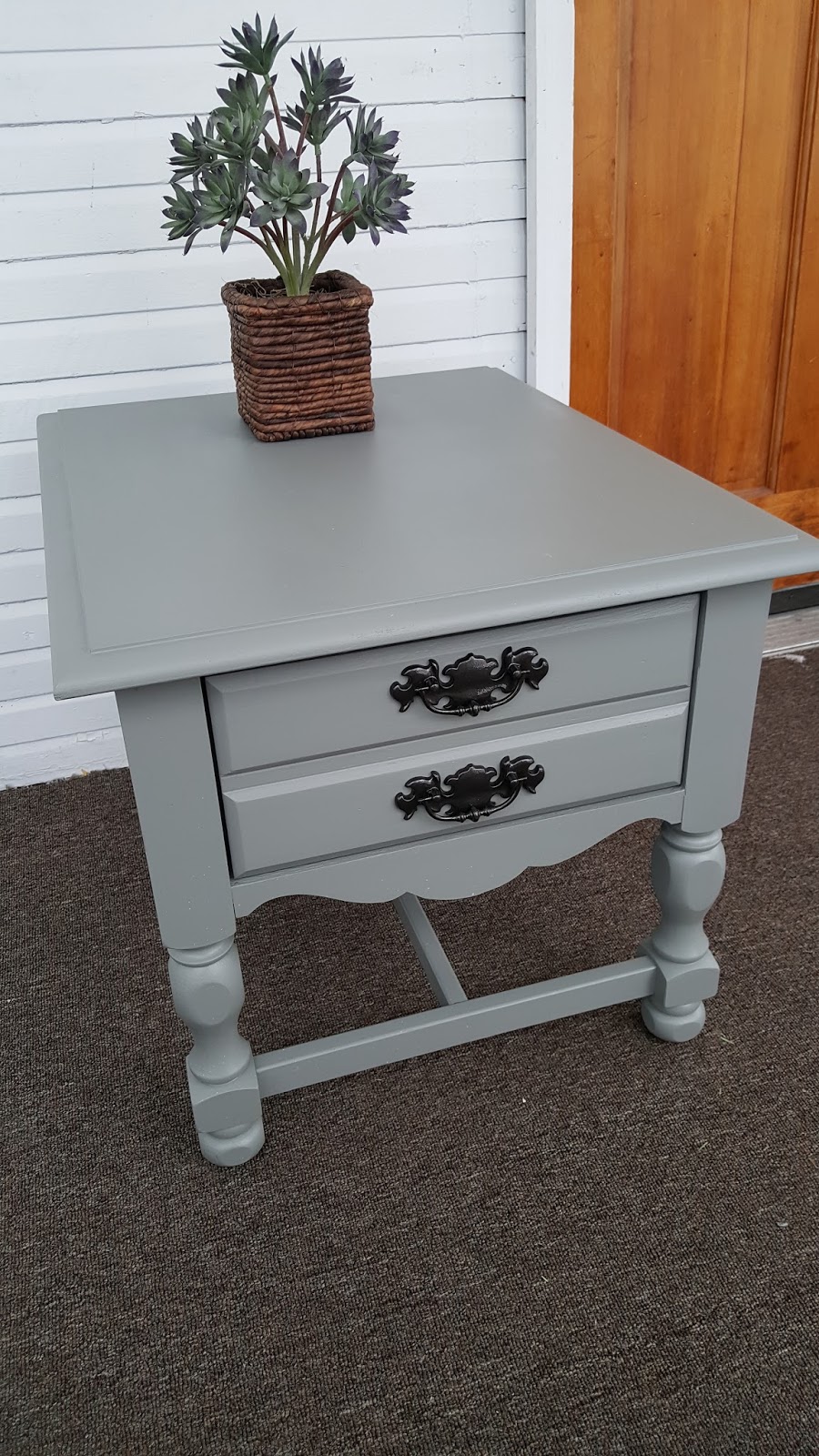 Flippin' Furniture How to Paint an EndTable