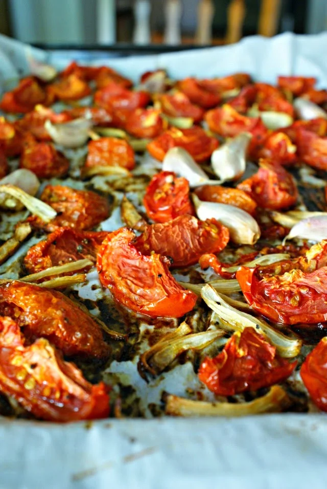 Oven Roasted Tomatoes | thetwobiteclub.com