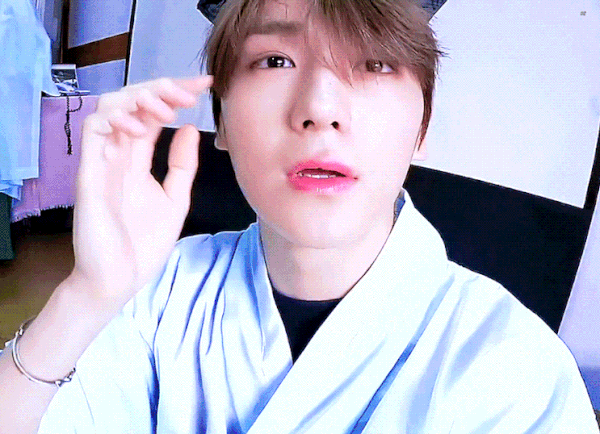 아투 앞두고 예절 공부한 더보이즈.gif | 인스티즈