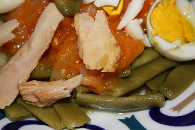  Judias con huevo, ventresca de atún y salsa de tomate 