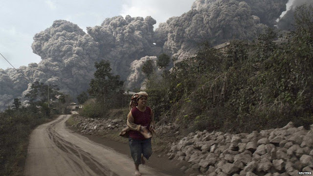 Indonesia's Mount Sinabung erupts seven times in one day  _72694398_volcan