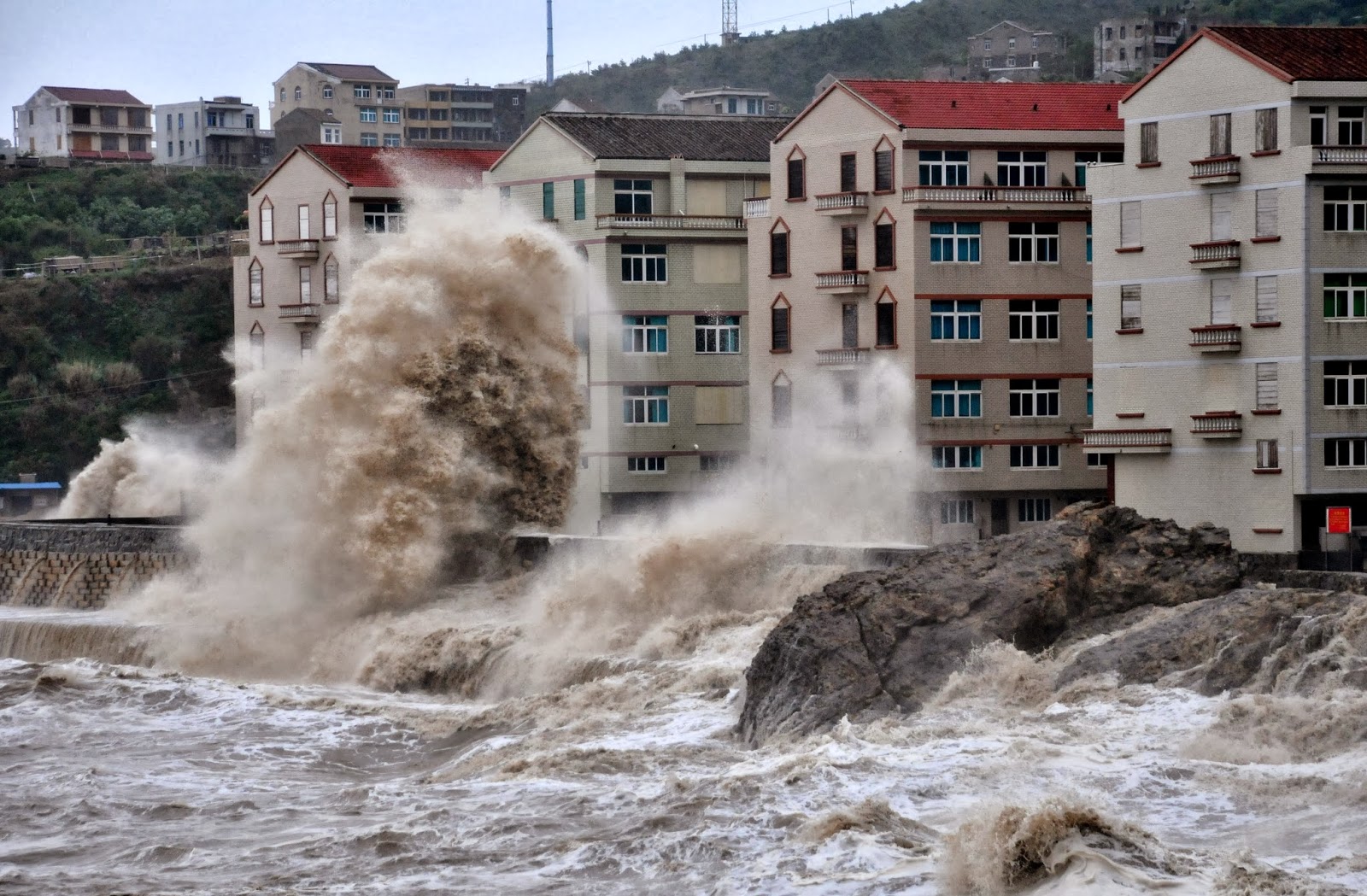 Typhoon Fitow hits China after evacuation of 574,000 people Images