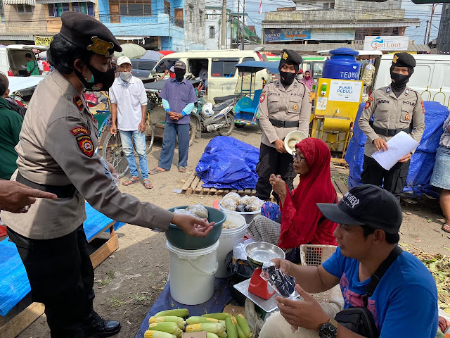 Polwan Polda Sumsel Gelar Bakti Sosial & Cegah Penyebaran Covid-19Palembang - majalahglobal.com: Kapolda Sumsel Irjen Pol. Prof. Dr. Eko Indra Heri S, MM melalui Polwan Polda Sumsel dan Polres Jajaran melakukan berbagai kegiatan pengawasan dan pengendalian, dalam rangka pencegahan penyebaran Pandemi Covid-19 di wilayah Propinsi Sumsel.   Kegiatan pengawasan dan pengendalian tersebut menindaklanjuti apa yang telah dilakukan Kapolda Sumsel Irjen Pol. Prof. Dr. Eko Indra Heri S, MM pada hari Selasa 18 Agustus 2020 dimana Kapolda Sumsel langsung mengecek suhu tubuh personil Polda Sumsel yang akan memasuki Mako Polda Sumsel.   Oleh karena itu untuk mengedukasi dan mensosialisasikan 13 Protokol kesehatan sekaligus memperingati HUT Polwan ke 72 Tahun maka Polwan Polda Sumsel melakukan berbagai kegiatan.   Pada hari Selasa 18 Agustus 2020 Polwan Ditbinmas dipimpin AKBP Salam Hernita,  Dit Pamobvit dipimpin AKBP Ana Susila, SE, Polwan Sat Brimob dipimpin Brigadir Yoanita Puspita Sari, Polwan Dit Samapta dipimpin Iptu Hotmaida Butarbutar melaksanakan :   a. Himbauan pada masyarakat agar tetap melaksanakan Protokol Kesehatan dengan selalu pakai masker, jaga jarak dan rajin mencuci tangan dengan sabun;  b. Membagikan 100 masker kepada masyarakat di Pasar 26 Ilir, Pasar KM.5, PAsar Kebun Bunga, Pasar Kuto dan Pasar Lemabang.  c. Pendistribusian sembako beras sebanyak 100 kg kepada 20  warga yang membutuhkan di Kelurahan Sri Mulya Kec. Semarang Borang Palembang.  d. Mengingatkan masyarakat tentang protokol kesehatan covid 19 agar jangan berkerumun dan tetap jaga jarak.   Sedangkan Polwan Polres Ogan Ilir melaksanakan kegiatan Bakti Sosial Dengan tetap Memperhatikan SOP Protokol Kesehatan dalam pencegahan Penyebaran Covid-19. berupa Pemberian Tali Asih kepada YUHERMI (wartawan kabarrakyat.com dan Sriwijaya Times) yang mengalami Sakit Tumor dan Istrinya Juga Mengalami stroke di Desa Sakatiga dekat Ponpes Raudhotul Ulum Indralaya Kabupaten Ogan Ilir. (Tri Sutrisno)