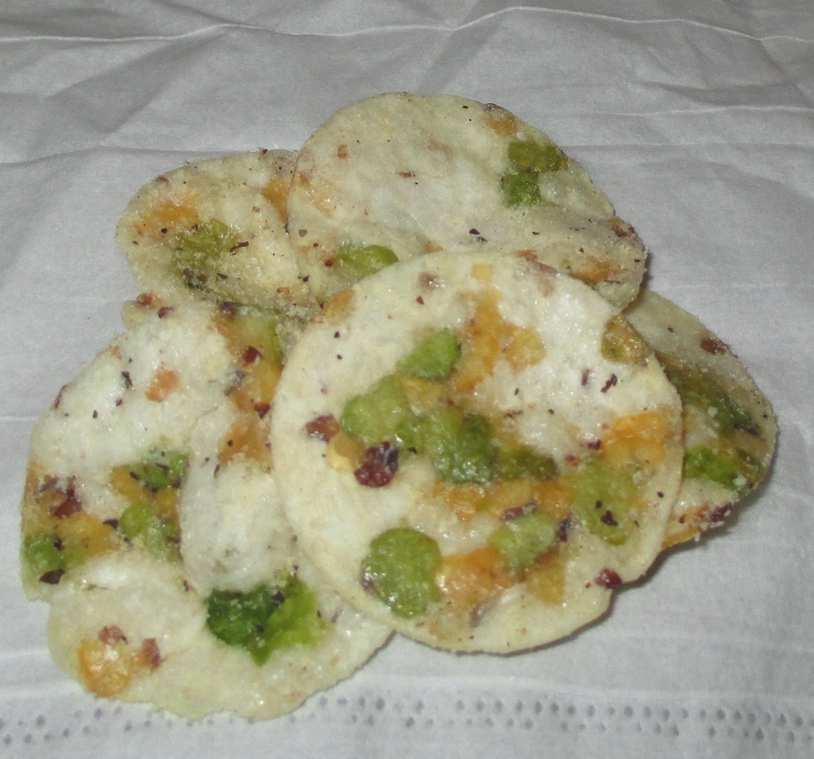 FOODSTUFF FINDS Off The Eaten Path Crispy Rice & Pea Chips Sour Cream & Black Pepper Flavour