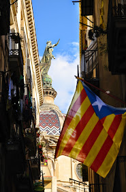 Estelada banner with La Merced in the background, Barcelona [enlarge]