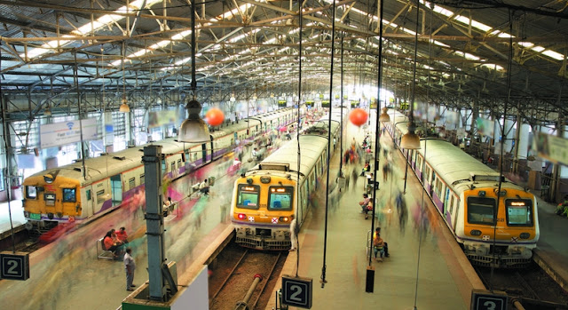 Seorang melihat di dalam stasiun Churchgate, salah satu stasiun tersibuk di Mumbai, yang mulai online pada bulan Agustus 2016 Seorang melihat di dalam stasiun Churchgate, salah satu stasiun tersibuk di Mumbai, yang mulai online pada bulan Agustus 2016