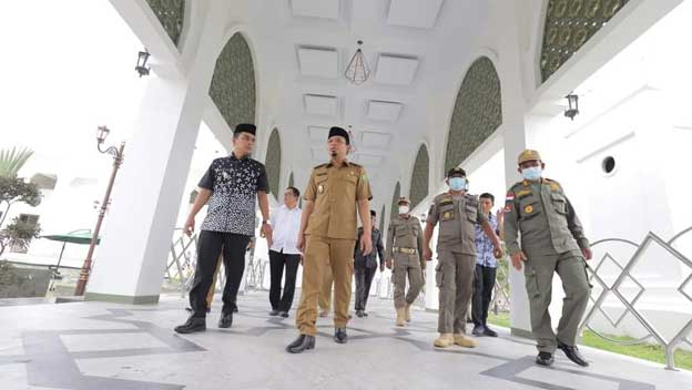 Ramadhani Kirana Putra dibawa Walikota Bengkulu meninjau Masjid Taqwa