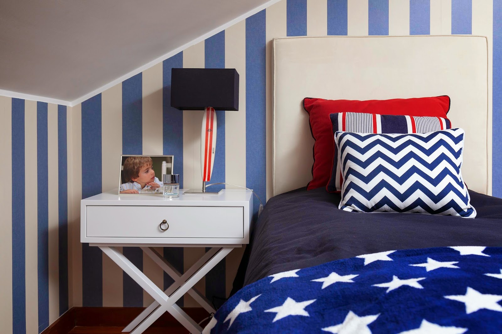 teen boy bedroom_surf in usa_blue and red by Ines Pereira @ perfect home