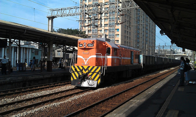 R64 桃園火車站 2011年