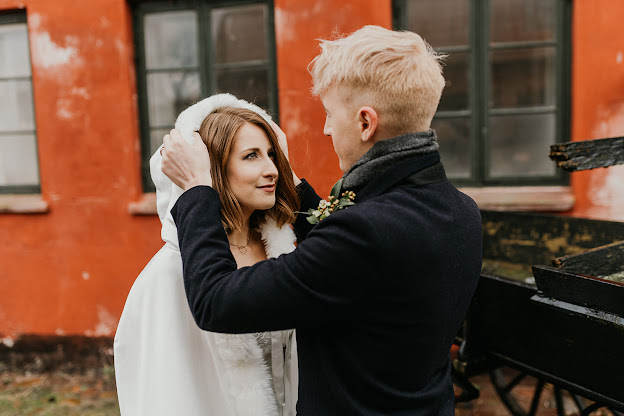 Den Gamble By’s red accents and architecture that remains frozen in time will make your Christmas wedding photography unbelievably unique.