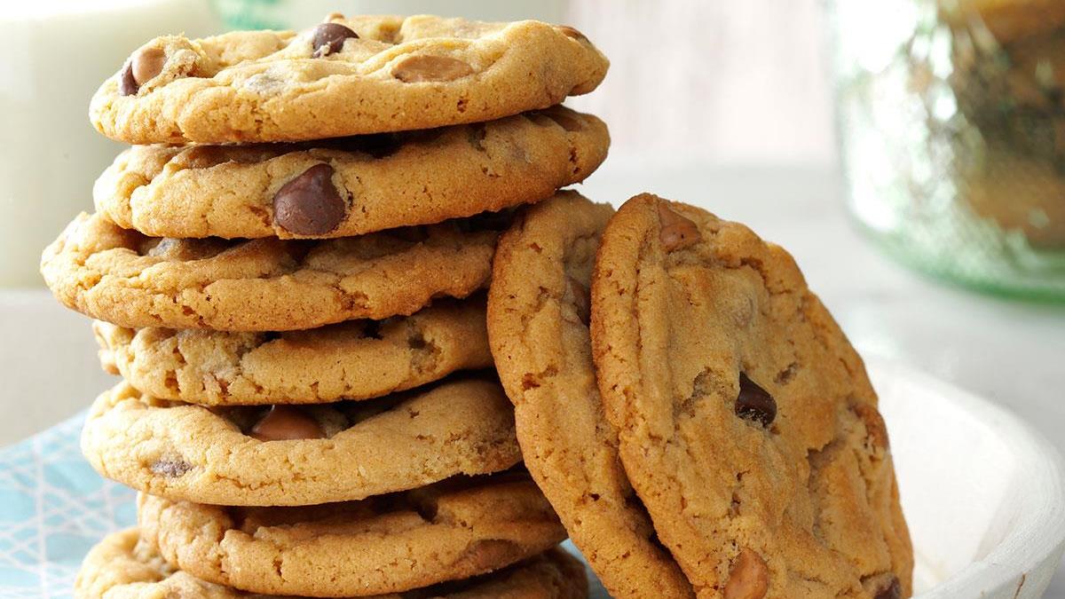 печенье на белом фоне. электро печенье. овсяное печенье с шоколадом. файлы кукис. печеньки с шоколадом.