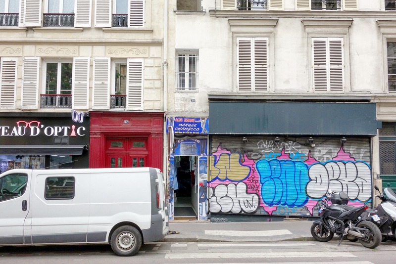 Paris La plus petite maison de Paris, curieuse bâtisse au 39 rue du Château d'Eau Xème Paris La plus petite maison de Paris, curieuse bâtisse au 39 rue du Château d'Eau Xème