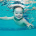 El bebe en la piscina la importancia de la matronatación 