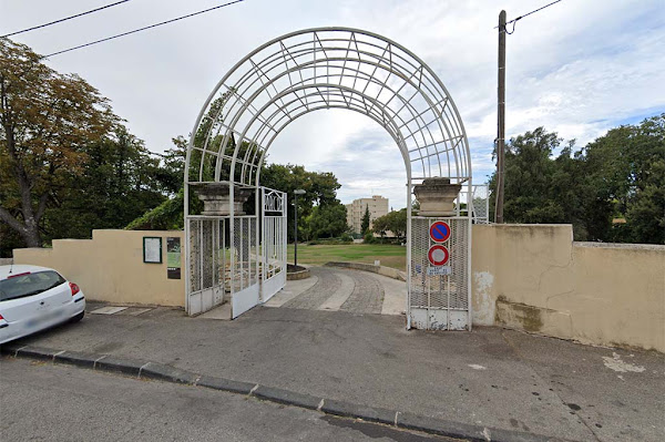 Marseille : Il promène son chien dans un parc et découvre le cadavre d’un homme tué à coups de couteau