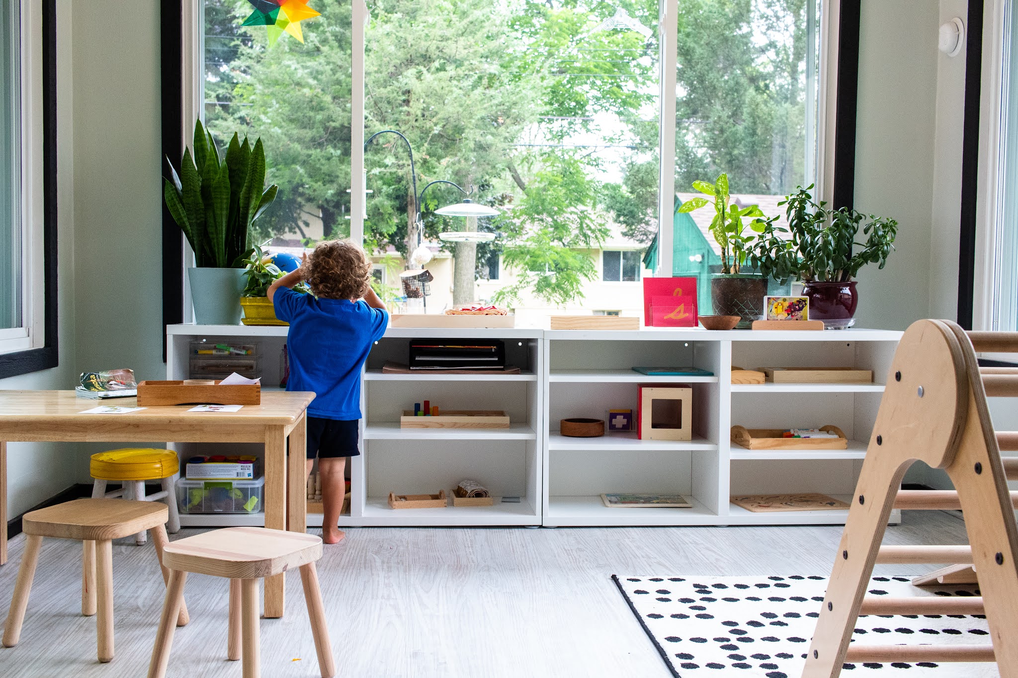 A catalogue of shelves for your Montessori home. If you are getting started with Montessori, these are great options to consider to prepare a space.