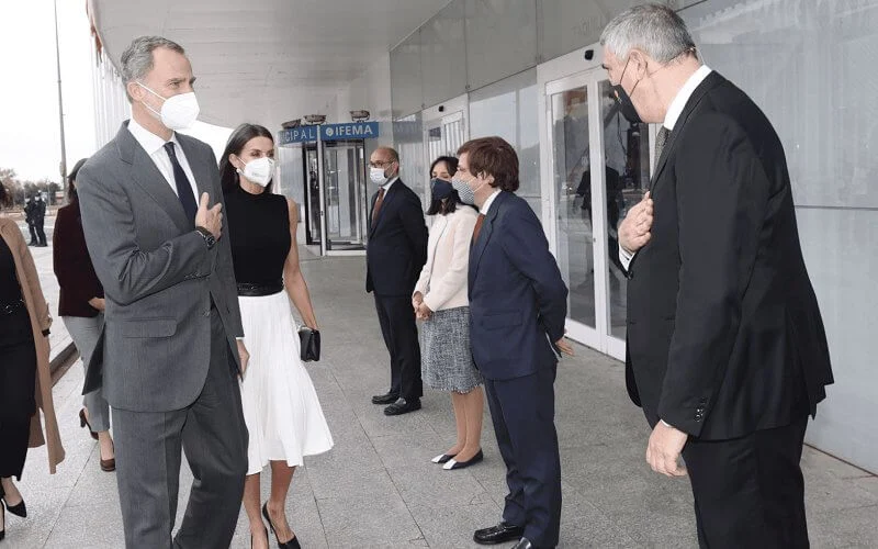 Queen Letizia wore a new white pleated skirt from Adolfo Dominguez, and black leather pumps from Manolo Blahnik, and belt from Burberry