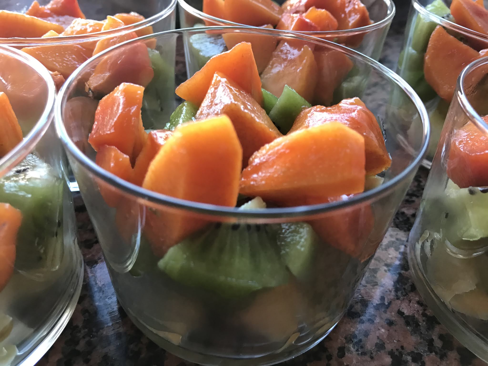 VASITOS DE FRUTA CON MUS DE LIMÓN