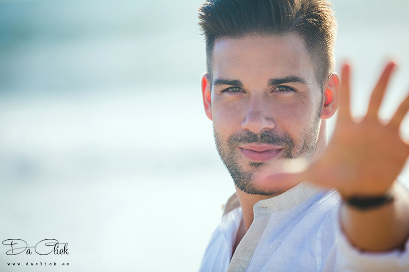 novio en la playa