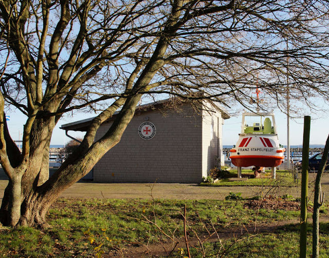 Ahoi, Schilksee! Ein Familien-Ausflug im Winter mit Strand, Hafen und Spielplatz. Die Seenotretter (DGzRS) haben in Schleswig-Holstein mehrere Stationen, u.a. in Schilksee und Laboe.