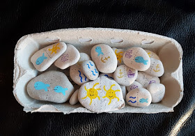 DIY: Ein kunterbuntes Domino mit bemalten Steinen selber basteln. So schön angemalt, machen die Domino-Steine den Kindern lange Freude!