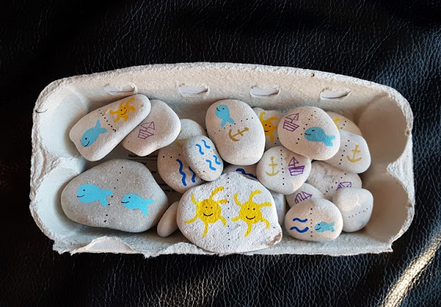 DIY: Ein kunterbuntes Domino mit bemalten Steinen selber basteln. So schön angemalt, machen die Domino-Steine den Kindern lange Freude! DIY: Ein kunterbuntes Domino mit bemalten Steinen selber basteln. So schön angemalt, machen die Domino-Steine den Kindern lange Freude!