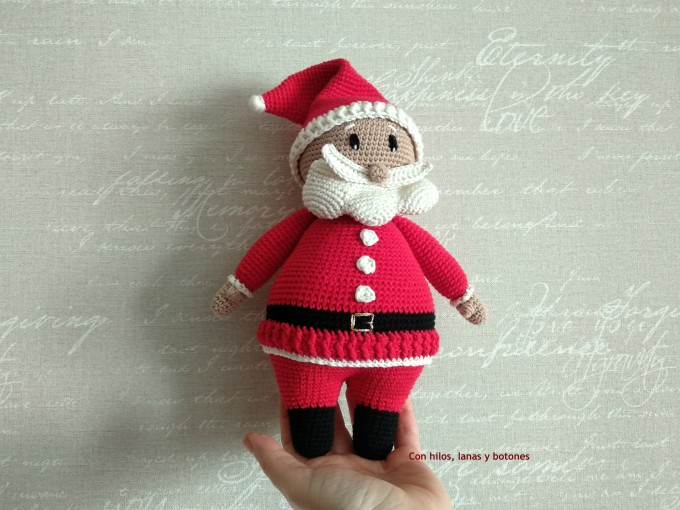Con hilos, lanas y botones: Papá Noel amigurumi (patrón Cucapuntoes)