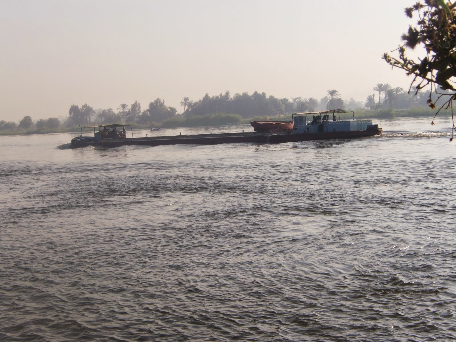 نهر النيل بمدينة ملوى واحدى الوحدات تعبر