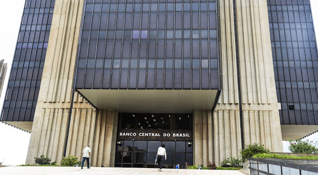 Bancos passam a cobrar dólar do dia da compra com cartão