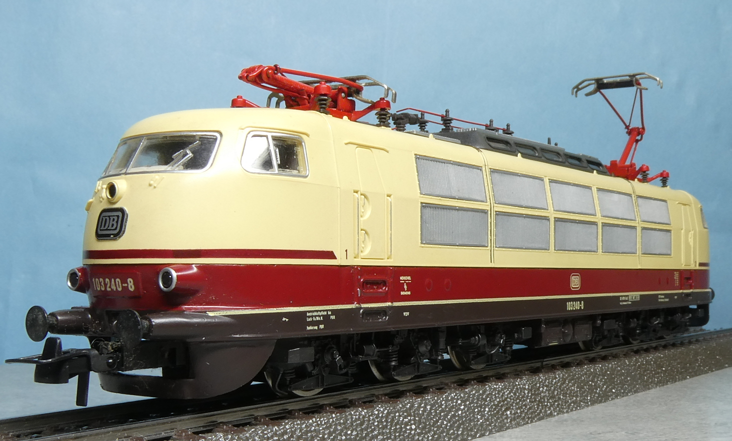 我が家の１号機関車 DB BR 103.1形特急用電気機関車 103 240-8 (ROCO 4146A) - DB103のKleines  Modellmuseum Phase III