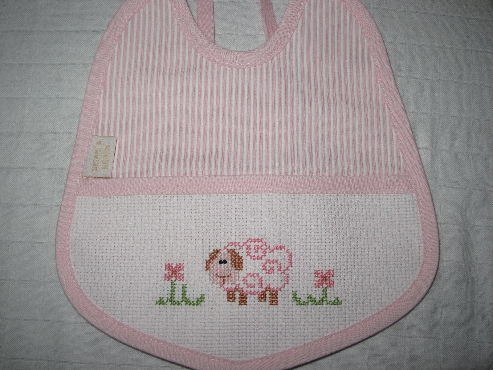 Lojinha da Nela: Babete com ovelha em ponto cruz