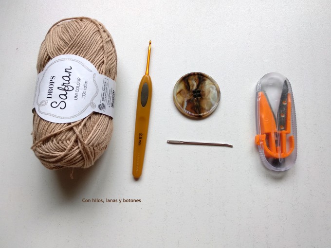 Con hilos, lanas y botones: pulsera de ganchillo con botón (patrón gratis)