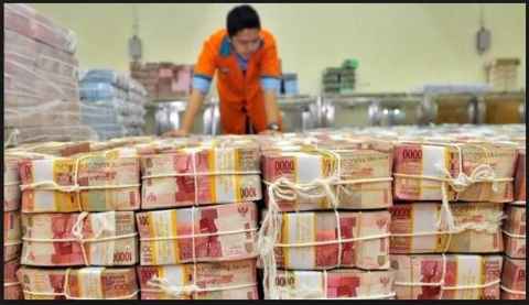 INILAH YANG TERJADI JIKA INDONESIA CETAK UANG BANYAK Semakin lama, semua harga barang makin naik, sedang penghasilan tetap-tetap saja. Sempat terpikir kenapa pemerintah tidak mencetak uang secara besar-besaran saja lalu dibagikan dan untuk bayar hutang negara