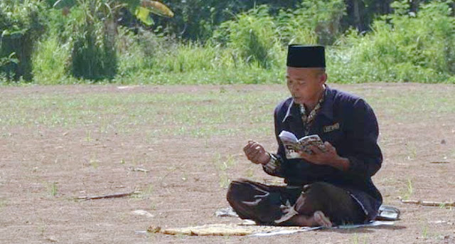 Pria di Demak Ini Rutin Shalat dan Zikir Sendirian di Lapangan Sejak Corona Mewabah