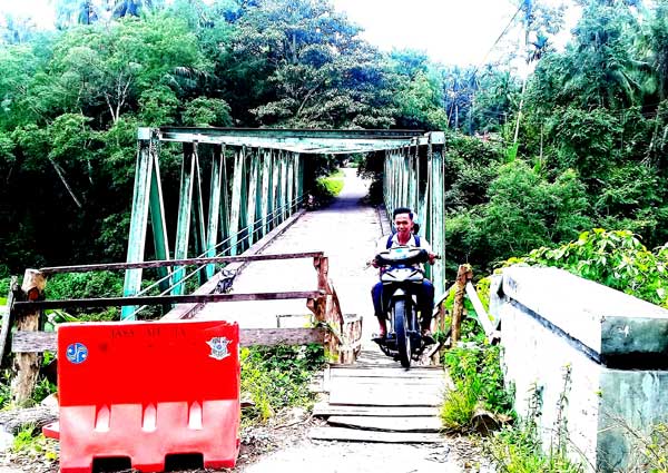 Siswa SMAN 1 Padang Sago Terpaksa Melewati Jembatan