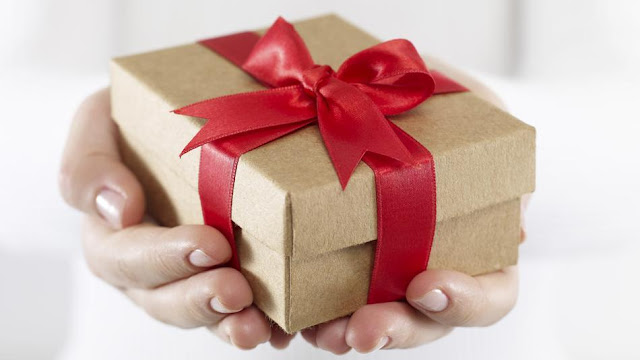 Bagaimana Hukumnya Menerima Hadiah Dari Non-Muslim di Hari Raya Mereka, Apakah Sama Saja Dengan Mengikuti Hari Raya Mereka Bagaimana Hukumnya Menerima Hadiah Dari Non-Muslim di Hari Raya Mereka, Apakah Sama Saja Dengan Mengikuti Hari Raya Mereka