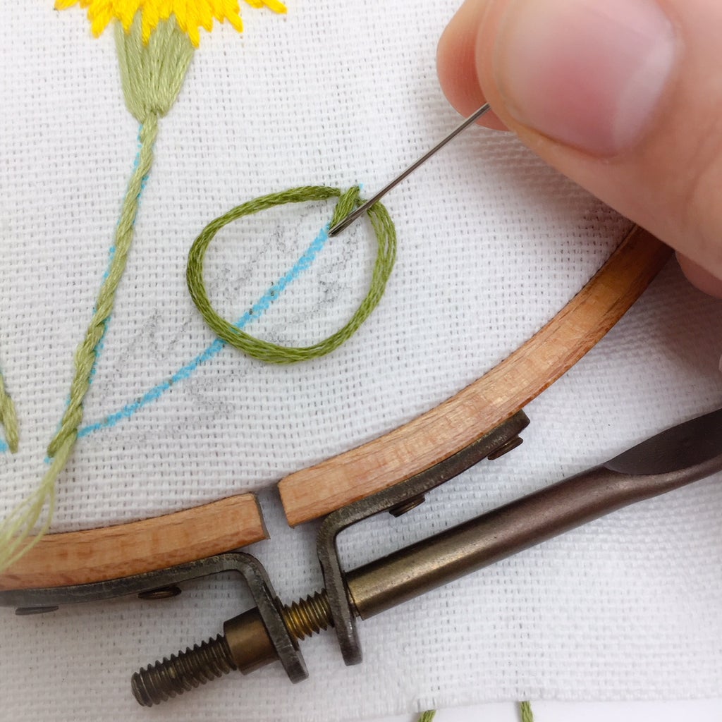 Nên sử dụng cùng lúc 6 sợi chỉ để thêu phần lá hoa hướng dương để tăng độ dày