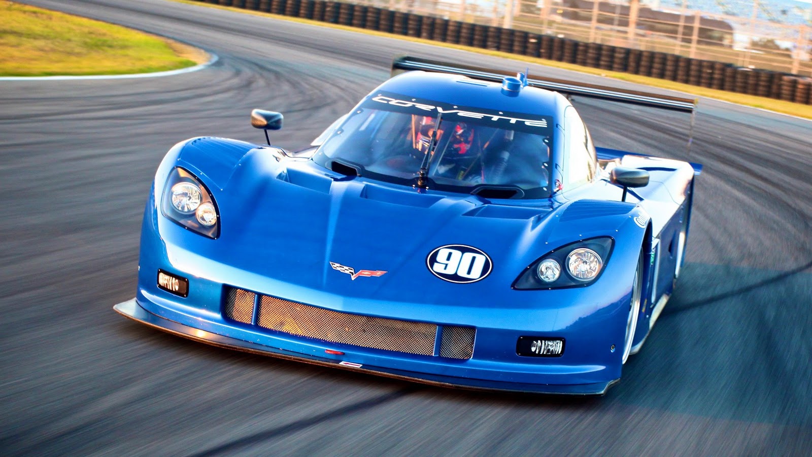 http://1.bp.blogspot.com/-f2mEQzhtDHs/TsWpopmkAQI/AAAAAAAADFc/j71VNwVmBKE/s1600/Corvette+DP+on+track+at+Daytona.jpg