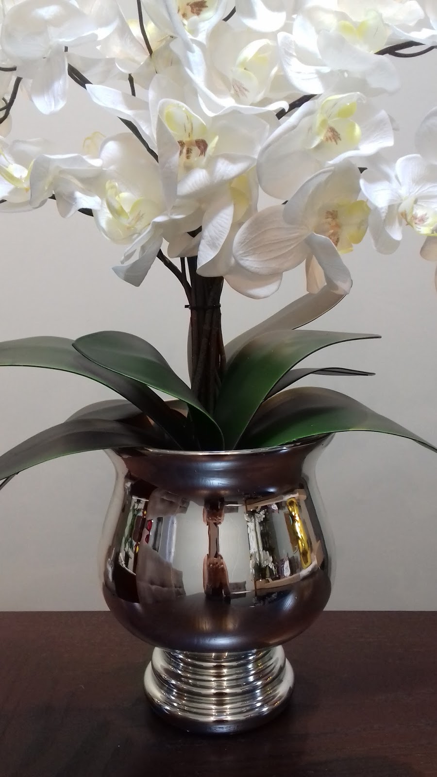 Samara Flores: Orquídeas pink no vaso espelhado dourado e orquídeas brancas  no vaso prata espelhado