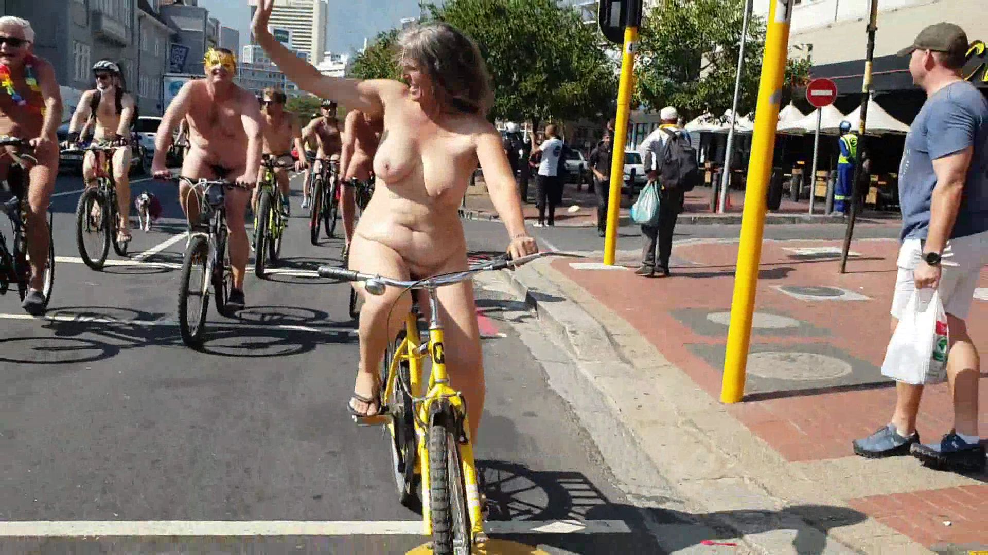 Juanita pretorius: world naked bike ride en cape town (sudáfrica) .