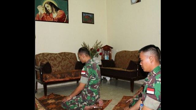 Salat di Depan Gambar Yesus, Foto 3 Prajurit TNI ini Ramai Jadi Omongan