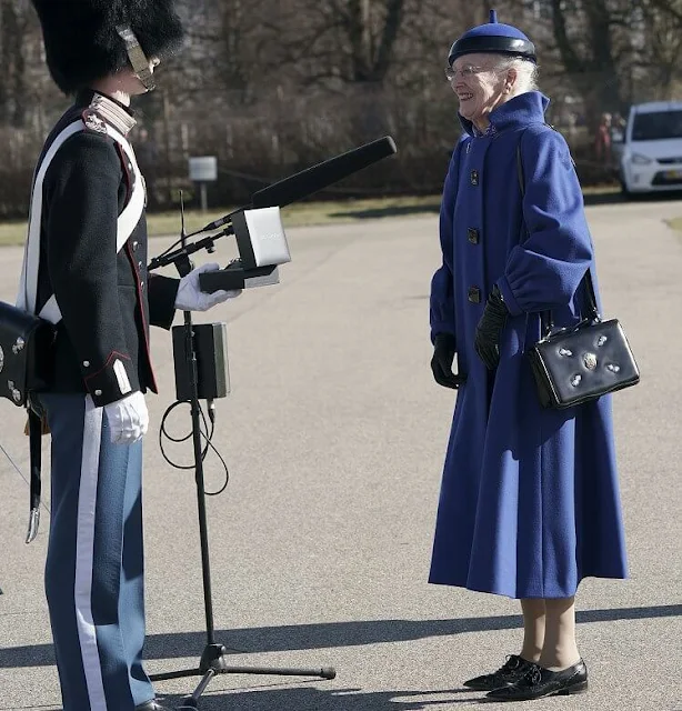 Jeppe Nørhave Illum. Queen Margrethe wore a blue coat and black shoes