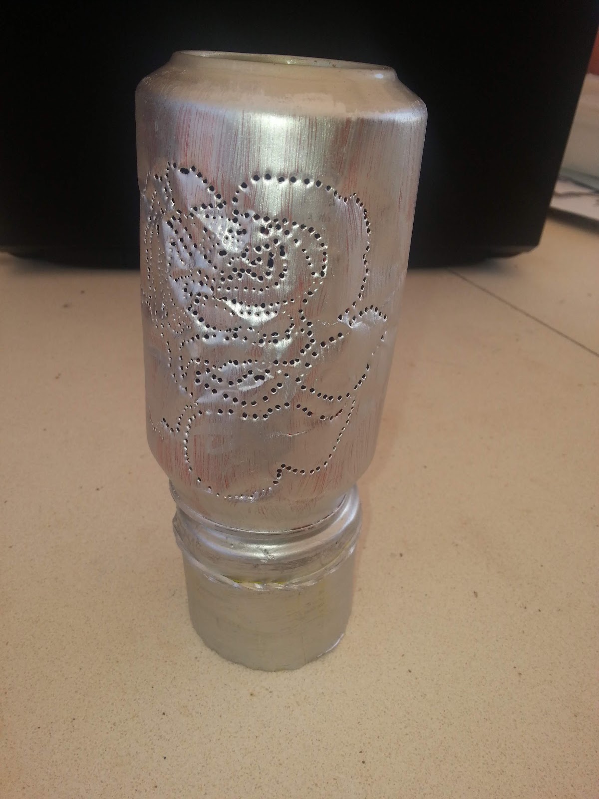 lampara giratoria con lata de refresco