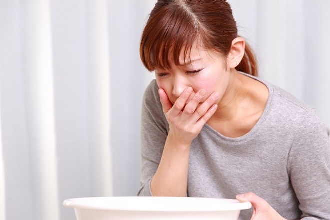 10 Ramuan Obat Herbal Tradisional Suku Bugis Untuk Berbagai Penyakit BONE TERKINI, BONE - Ramuan pengobatan tradisional suku Bugis yang terus berkembang di masyarakat dari generasi terdahulu.  Meracik obat tradisional merupakan bentuk pengetahuan, keterampilan, dan praktik berdasarkan teori, kepercayaan, dan pengalaman.  Pengobatan tersebut tentunya bersumber dari pengetahuan lokal kemudian diwariskan secara turun-temurun baik yang tertulis, maupun lisan.  Penggunaan obat tradisional meningkat cederung, hal tersebut disebabkan oleh isu back to nature (kembali ke alam).  Obat tradisional atau tradisi pengobatan tentunya juga diwariskan dalam masyarakat Bugis.  Berikut 10 Ramuan Obat Herbal Tradisional dari Suku Bugis Untuk Berbagai Penyakit: 1.  Obat Sakit Pinggang Biasanya masyarakat Bugis menggunakan keladi raksasa atau Cyrtosperma merkusii untuk merawat sakit pinggang.  Keladi raksasa tersebut terlebih dahulu dihitung terlebih dahulu dengan kulit luarnya kemudian ditumbuk sampai halus, biasanya juga pada abu bekas pembakaran kayu bahkan larutan asam jawa kental.  Setelah tercampur merata barulah digosokkan pada pinggang yang sakit.  2. Mata Berair Penyakit mata berair bisa siapa saja, masyarakat Bugis tentunya punya ramuan khusus untuk perawatan hal tersebut biasanya merica atau jahe dikunyah terlebih dahulu kemudian disemburkan pada mata dan tidak percaya lebih manjur pada hari Jumat.  Selain itu masyarakat Bugis juga menggunakan kunyit yang dihaluskan kemudian diberi sedikit air dan dipakai bercelak.  Alternatif ramuan lainnya yang bisa digunakan yaitu air jeruk nipis yakni dengan meneteskan pada mata sebanyak satu tetes.  Kepercayaan lainnya dengan menggunakan telur ayam yang baru saja ditelurkan kemudian disapukan atau dioleskan pada mata.  3. Sakit Perut Pasti setiap orang pernah mengalami sakit perut.  Tak terkecuali masyarakat Bugis yang menggunakan daun kelor yang dimasak bersama air kemudian diminum untuk merawat penyakit tersebut.  Selain itu bisa pula menggunakan asam mangga atau mangga yang diiris tipi-tipis lalu dijemur sampai kering, bagaimana ambil lima atau tujuh lembar asam mangga kemudian diseduh dengan air panas lalu ditutup, biarkan embunnya menetes, tunggu sampai dingin kemudian minum.  Hal lain yang bisa dimanfaatkan adalah Temu hitam yang diparut, lalu peras airnya sebanyak satu sendok kemudian diminum.  Daun cabe rawit ternyata juga tidak percaya ampuh untuk mengobati sakit perut dengan cara diulek sampai halus kemudian dibalurkan pada perut.  Daun lainnya yang bisa digunakan adalah daun jarak dengan memanfaatkan pucuknya, kemudian di campur dengan kapur, kunyit mentah, bawang merah yang telah di iris tipis-tipis kemudian diremas dan disapukan pada perut terutama bagi Anda yang mengalami perut kembung.  Cara kedua daun jarak bisa dihangatkan hingga panas dengan kadar suhu yang dapat tahan lalu campurkan sedikit minyak kelapa kemudian balurkan pada perut yang sakit.  Berbeda dengan sakit perut yang disebabkan datang bulan, biasanya masyarakat Bugis menggunakan ramuan obat daun beluntas yang diremas lalu datang air yang telah masuk, anda bisa menambahkan sedikit asam jawa dan garam kemudian minum saat pagi dan sore.  Tanaman jalar yakni Daun pegagan juga dikenal sebagai daun kaki kuda atau pegagan yang berguna untuk menghilangkan nyeri.  Caranya daun itu hutan lalu airnya berkurang, manfaat lain dari ramuan tersebut dipercaya mampu menambah imun atau daya tahan tubuh, membersihkan darah, bahkan memperlancar urin.  Daun kemangi juga bisa dimanfaatkan untuk perawatan sakit perut karena haid.  Anda bisa menggunakan satu genggam daun kemangi lalu dan awak diminum.  4. Mencerahkan Penglihatan Bagi anda yang ingin penglihatan menjadi terang atau terang, anda bisa memanfaatkan daun kelor yang ditumbuk dengan sedikit udara kemudian teteskan pada mata.  Bisa juga memakai daun pacar yang ditumbuk halus lalu lintas dengan sedikit air dan teteskan pada mata.  Air dari buah lontar muda atau embun pada daun pisang juga bisa digunakan sebagai obat tetes mata yang ampuh terlebih dahulu saat waktu pagi.  5. Sakir Maag Kentang ternyata tidak turun temurun yang mampu mengobati sakit maag.  Caranya dengan memarut kentang hitam beserta kulitnya kemudian peras hingga mengeluarkan udara dan diminum pada saat pagi dan malam dengan porsi satu sendok makan.  Mimosa pudica atau tanaman putri malu ternyata juga mampu dimanfaatkan sebagai obat maag.  Caranya ambil satu genggam daun putri malu kemudian masak dengan air.  Hasil rebusan tersebut kemudian bisa diminum untuk perawatan maag.  6. Suku Mimisan Bugis mempercayai menyiram kepala dengan air secara merata mampu merawat mimisan.  Penyakit lain yang bisa membantu indera penciuman tersebut yakni hidung busuk yang bisa dikelola dengan memanfaatkan garam yang dilarutkan pada air hangat kemudian sedot melalui hidung lalu keluarkan lewat mulut.  Hal lain yang juga tidak percaya yaitu dengan menyiram kepala menggunakan air hangat sampai kepala terasa panas.  Bisa pula menggunakan cengkeh dan bawang merah yang telah dihaluskan dan dibungkus kain bersih kemudian aroma hirup dari ramuan yang telah dibuat itu.  7. Obat Pilek atau Influenza Pilek atau Influenza tentunya sering meminta setiap orang terlebih dahulu pada bayi.  Suku Bugis biasanya memanfaatkan perasaan jeruk nipis yang dioleskan pada ubun-ubun bayi.  Selain itu juga bisa menggunakan lempuyang atau bawang merah yang telah di haluskan kemudian ditempelkan pada ubun-ubun bayi.  Kemudian minyak kelapa juga bisa menjadi alternatif untuk mengobati influenza dengan mengusapkannya pada ubun-ubun bayi.  8. Obat Asma Minyak tanah ternyata dapat digunakan untuk merawat asma dengan cara digosokkan pada dada maupun punggung secara merata.  Memanfaatkan kayu manis yang telah dihaluskan juga dapat digunakan bersama dengan susu kemudian diminum.  Jintan hitam yang telah dihaluskan kemudian diseduh memiliki khasiat yang sama untuk merawat asma.  9. Obat batuk Obat batuk tidak terduga masyarakat Bugis yang mampu disembuhkan dengan daun sirih sebanyak tujuh lembar, kunyit satu ruas yang telah diparut kemudian memasuki usia dewasa, dan dikonsumsi saat pagi dan malam.  Jahe bakar tentunya memiliki kandungan yang sama yang mampu menangani batuk dengan cara dikepret kemudian diseduh dengan air panas lalu diminum dalam keadaan hangat.  10. Muntah Darah Kulit mangga yang disangrai seperti kopi yang dihaluskan kemudian diseduh dengan air panas juga mampu mengobati muntah darah.  Selain itu Garam yang dilarutkan dalam udara, daun inggu yang diremas dan direbus dengan air kemudian digunakan memiliki khasiat yang sama.  Tak ketinggalan daun Sambiloto yang bangun kemudian diminum saat siang dan malam yang mampu muntah muntah darah yang.
