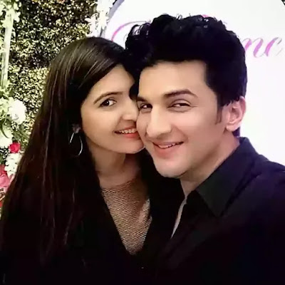 Manish Raisinghan wife pic Manish Raisinghan With Wife Sangeeta chauhan