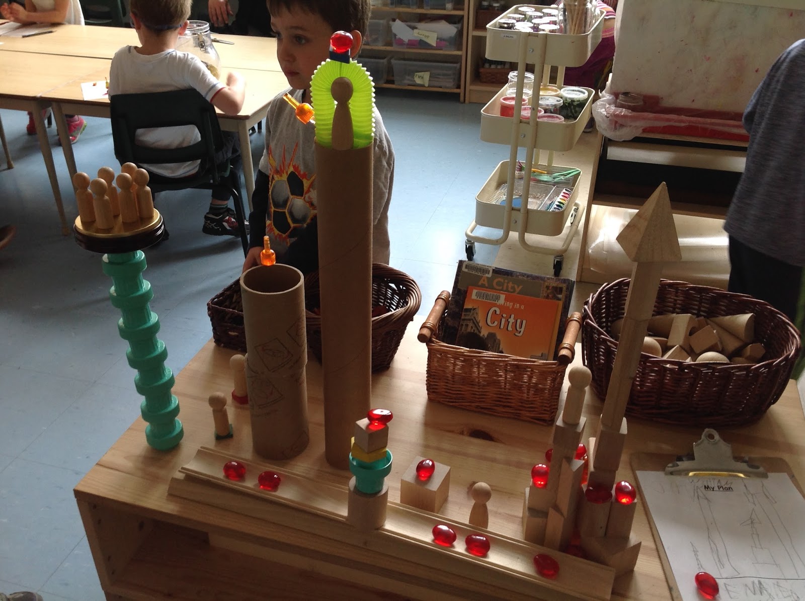 Wonders in Kindergarten: Materials that inspire creativity and imagination!