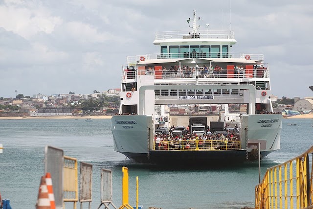 Desembarque de ferry é feito por ‘prancha’ após problema mecânico em Terminal de Bom Despacho