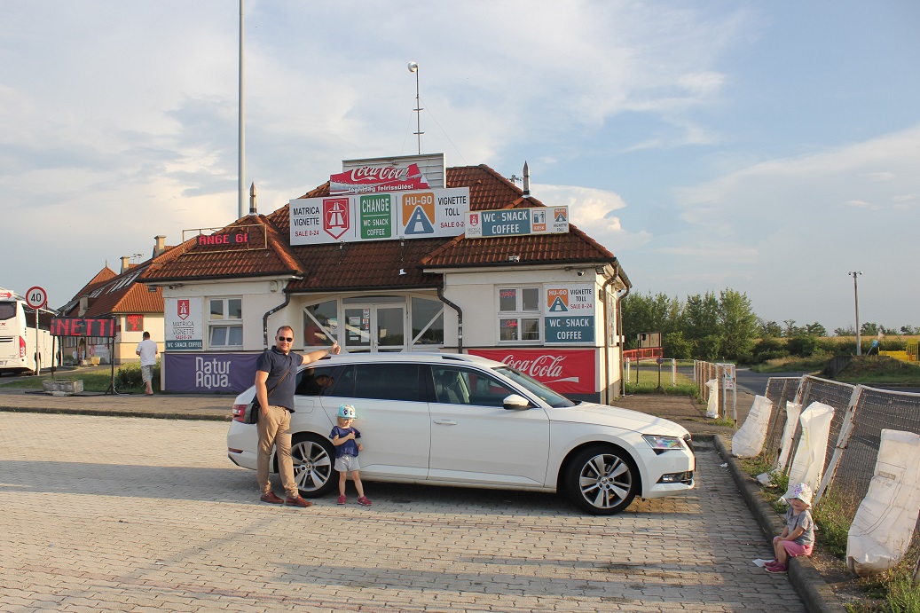 přestávka na parkovišti cestou do Budapešti