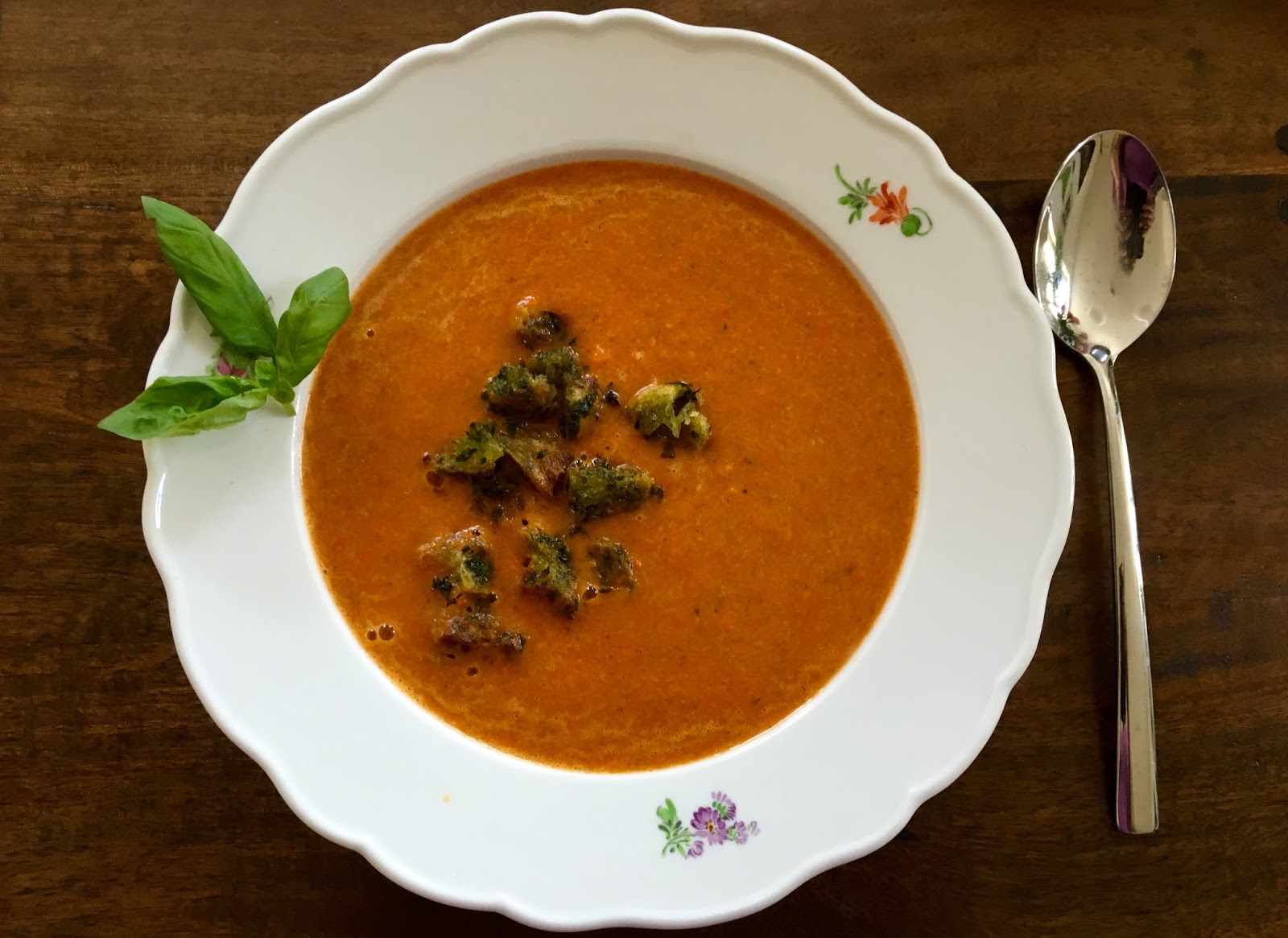 Lust auf Lecker 🌶: Paprikasuppe mit Basilikumcroutons