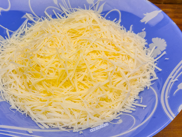 Натертый сыр в тарелке: фото