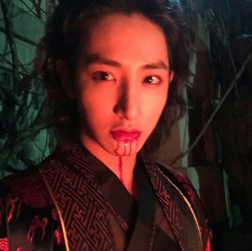 Lee Soo-Hyeok يتحوّل إلى مصاص دماء في دراما Scholar Who Walks the Night